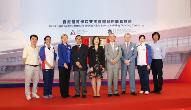 Mrs Betty Fung Ching Suk-yee JP, Permanent Secretary for Home Affairs (5th left); Mr Anthony W K Chow SBS JP, Deputy Chairman of The Hong Kong Jockey Club (HKJC) (4th right); Mr Carlson Tong Ka-shing SBS JP, Chairman of the HKSI (4th left); Mr Winfried Engelbrecht-Bresges JP, Chief Executive Officer of The HKJC (3rd right); and Dr Trisha Leahy BBS, Chief Executive of the HKSI (3rd left), take photos with the coaches and athletes after the sharing.